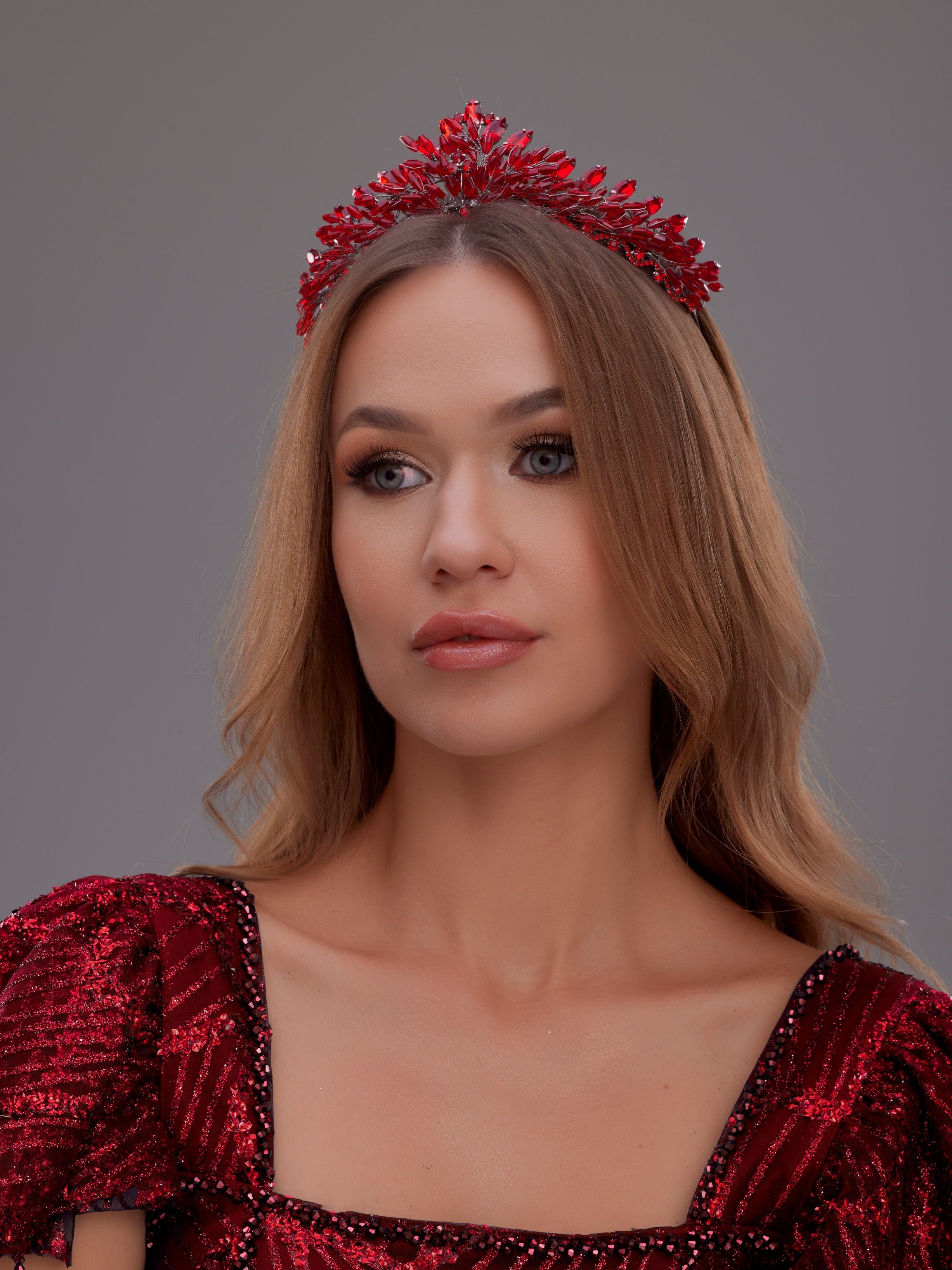 تاج أنيق مرصع بالكريستال