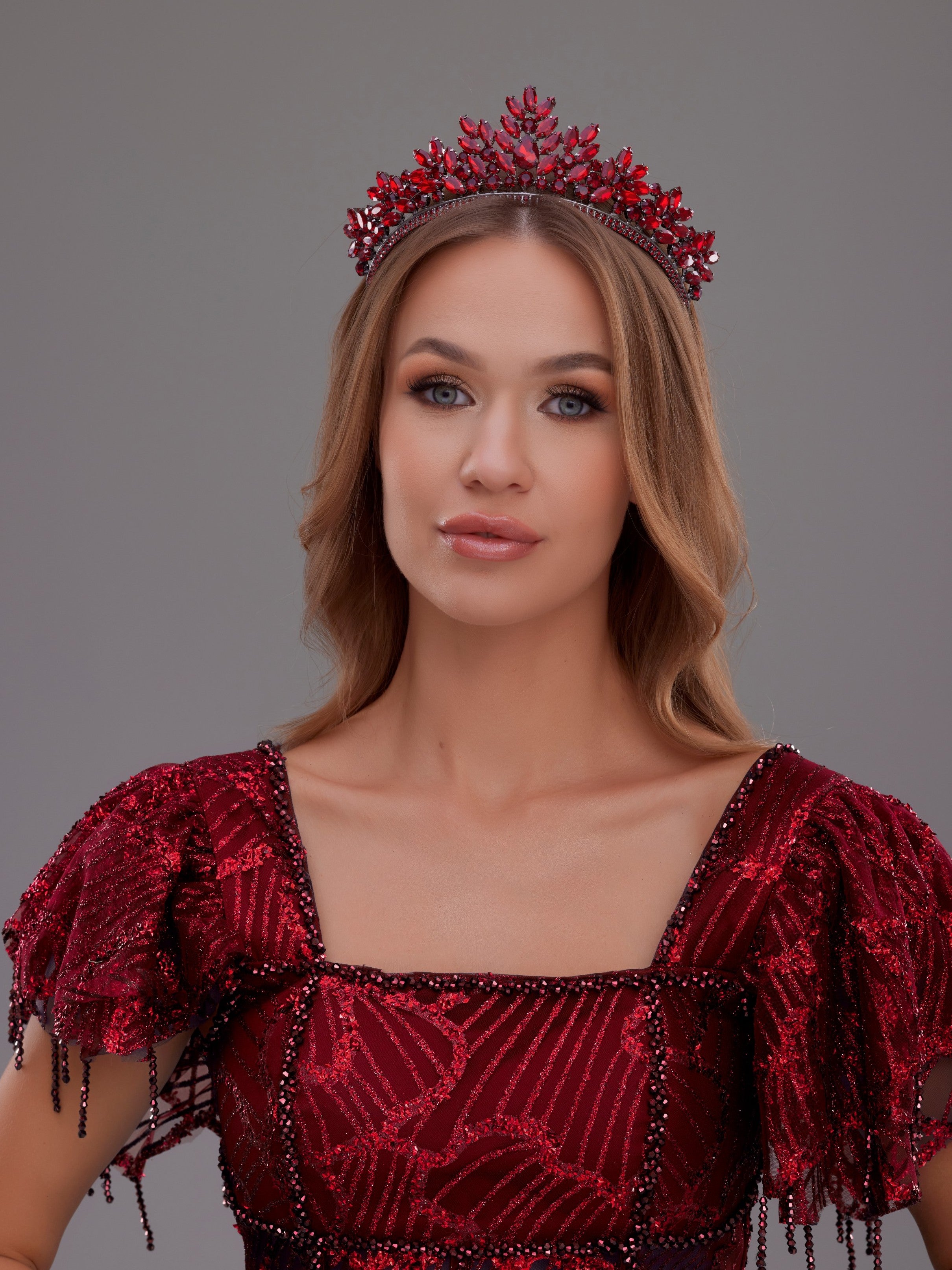 تاج زفاف ملكي مرصع بأحجار الكريستال المتلألئة - إكسسوار شعر بتصميم خاص