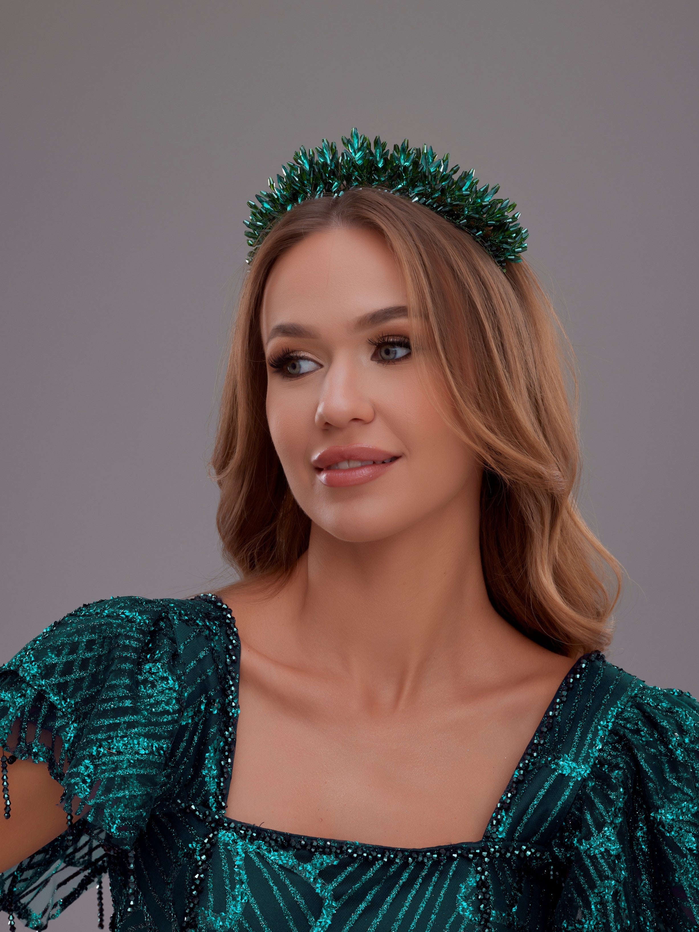 تاج زفاف كريستالي أنيق - إكسسوار شعر زفاف مرصع بالأحجار والكريستال