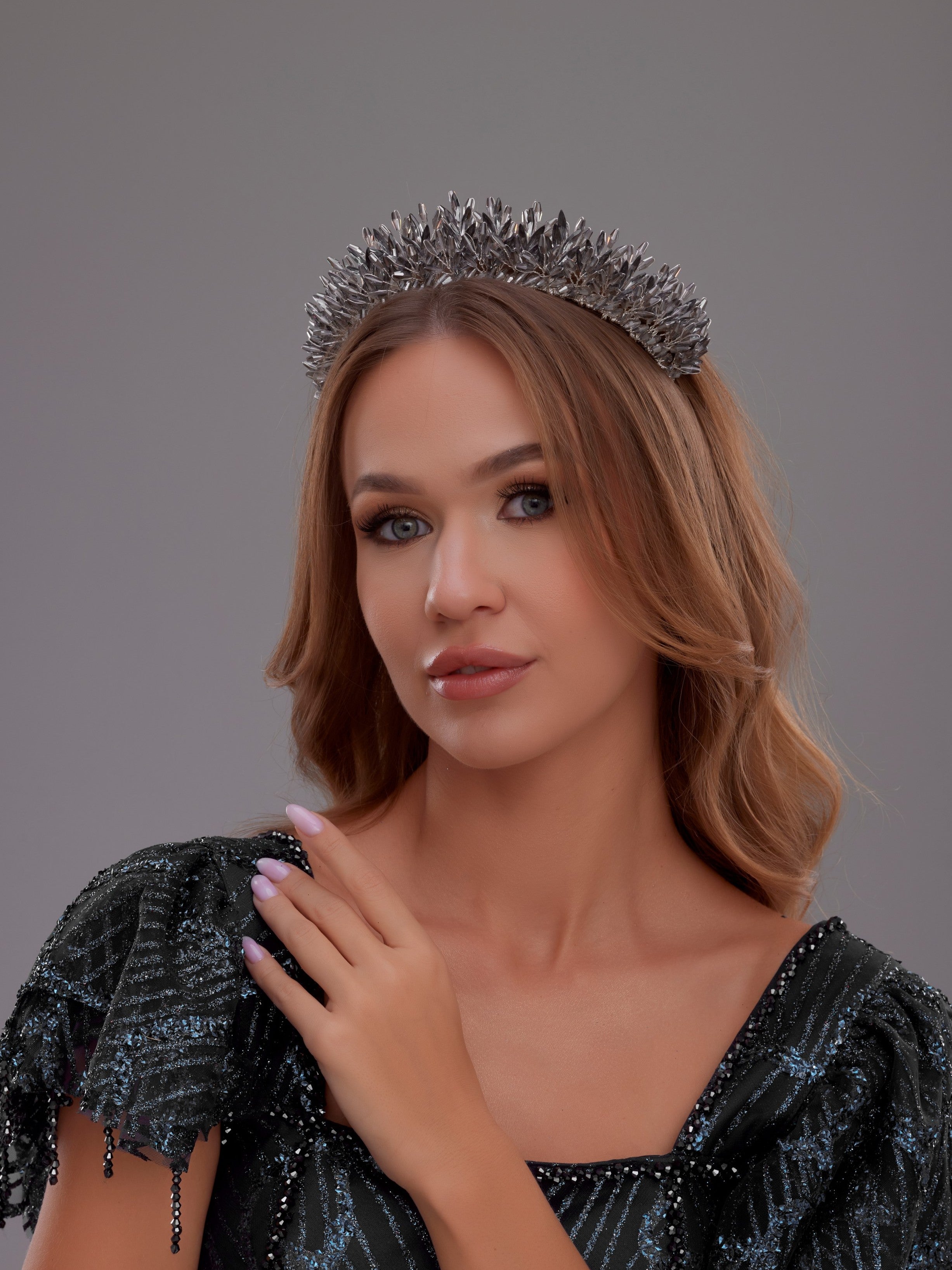 تاج زفاف كريستالي أنيق - إكسسوار شعر زفاف مرصع بالأحجار والكريستال