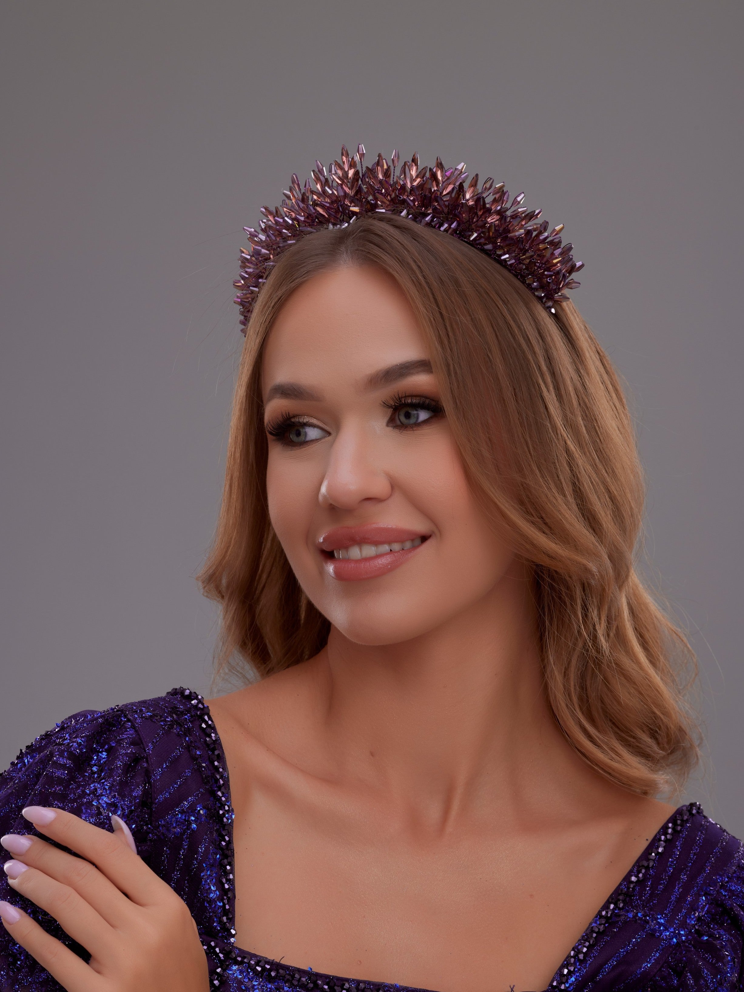 تاج زفاف كريستالي أنيق - إكسسوار شعر زفاف مرصع بالأحجار والكريستال