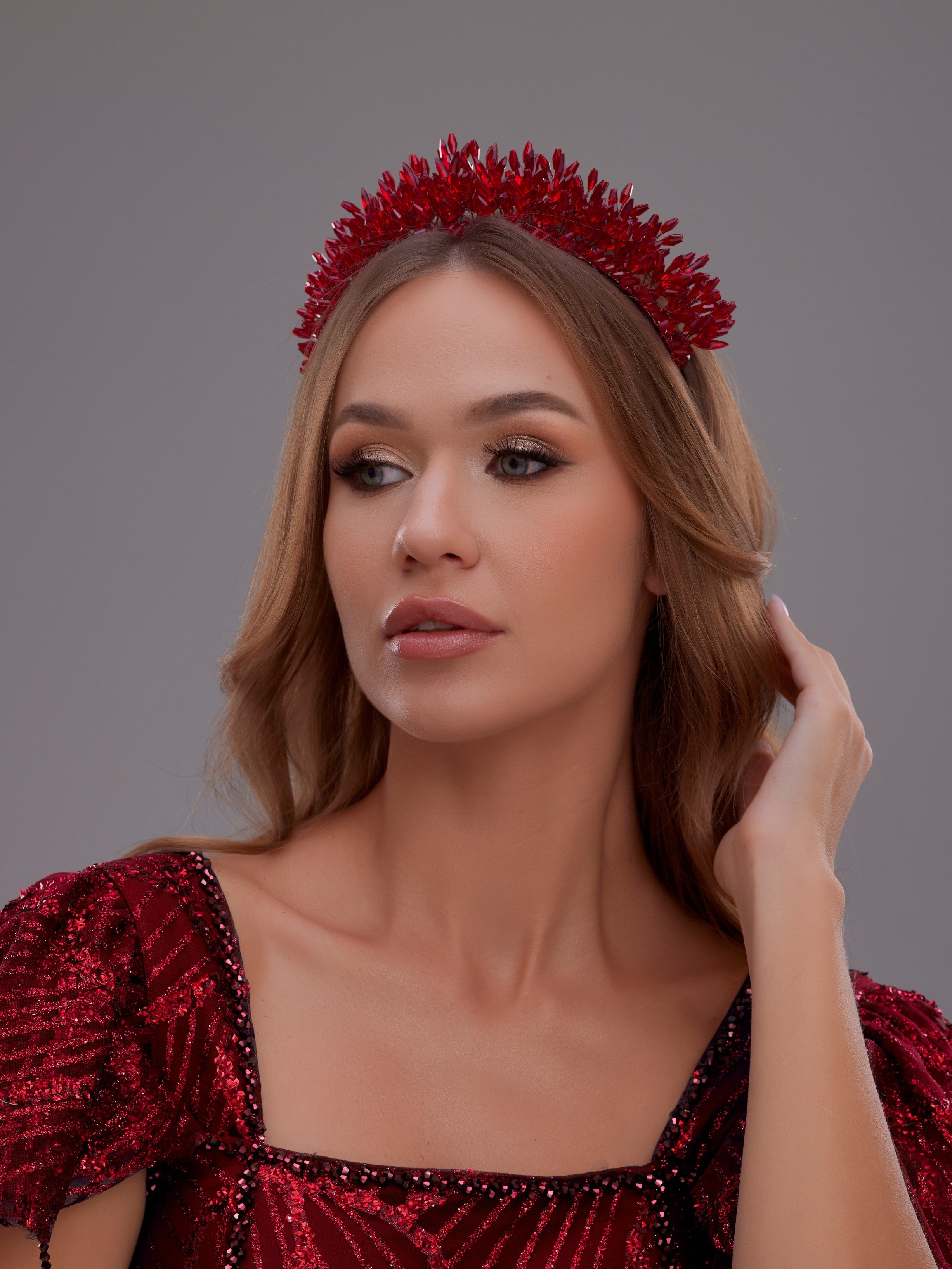 تاج زفاف كريستالي أنيق - إكسسوار شعر زفاف مرصع بالأحجار والكريستال