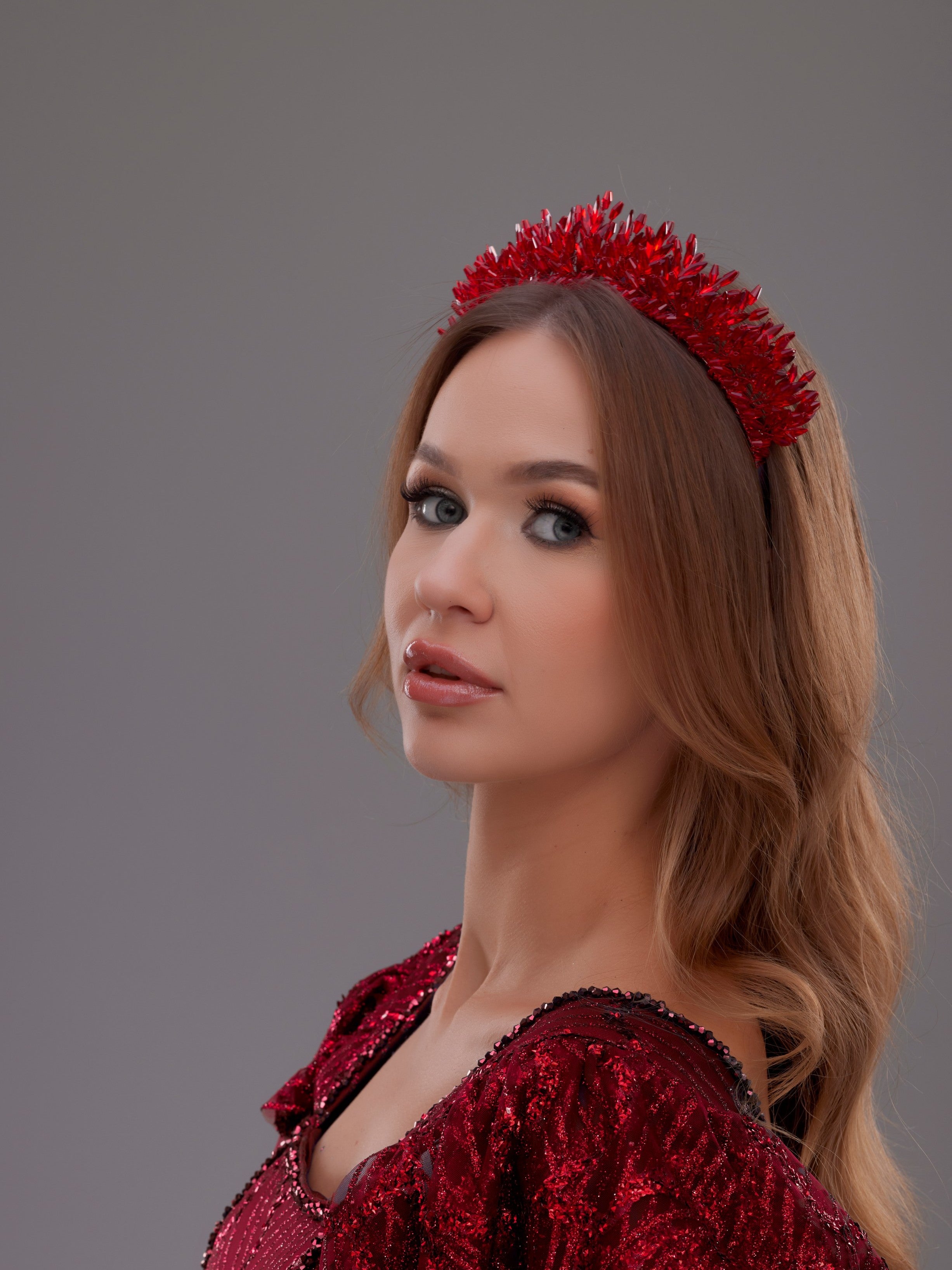 تاج زفاف كريستالي أنيق - إكسسوار شعر زفاف مرصع بالأحجار والكريستال