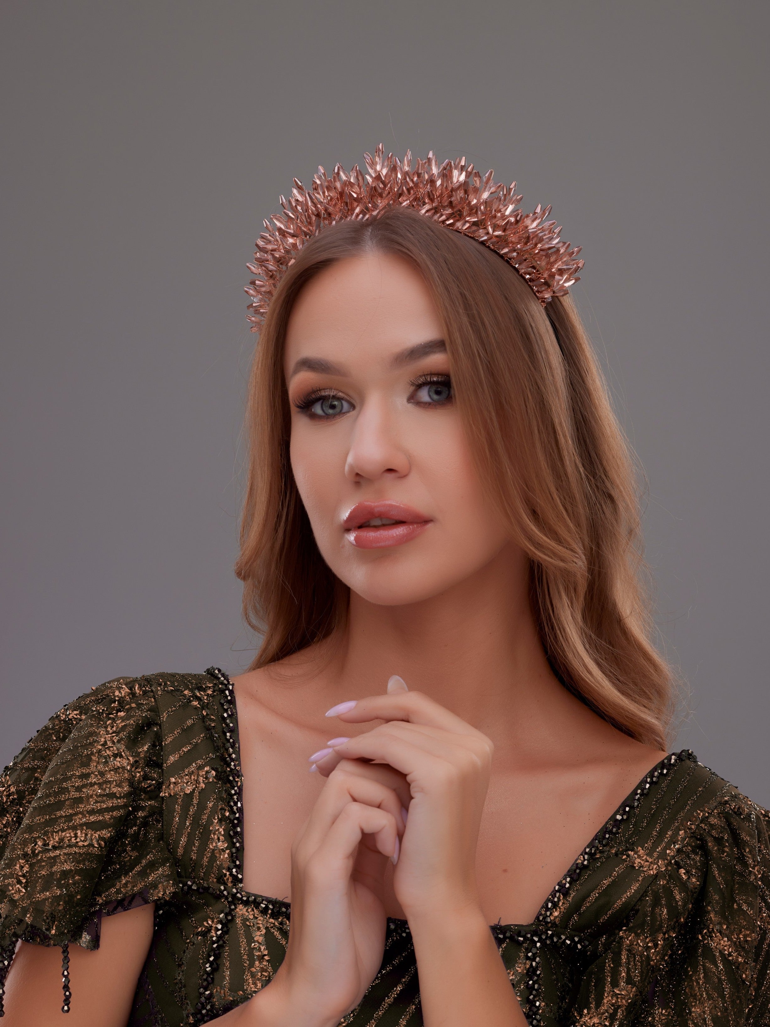 تاج زفاف كريستالي أنيق - إكسسوار شعر زفاف مرصع بالأحجار والكريستال