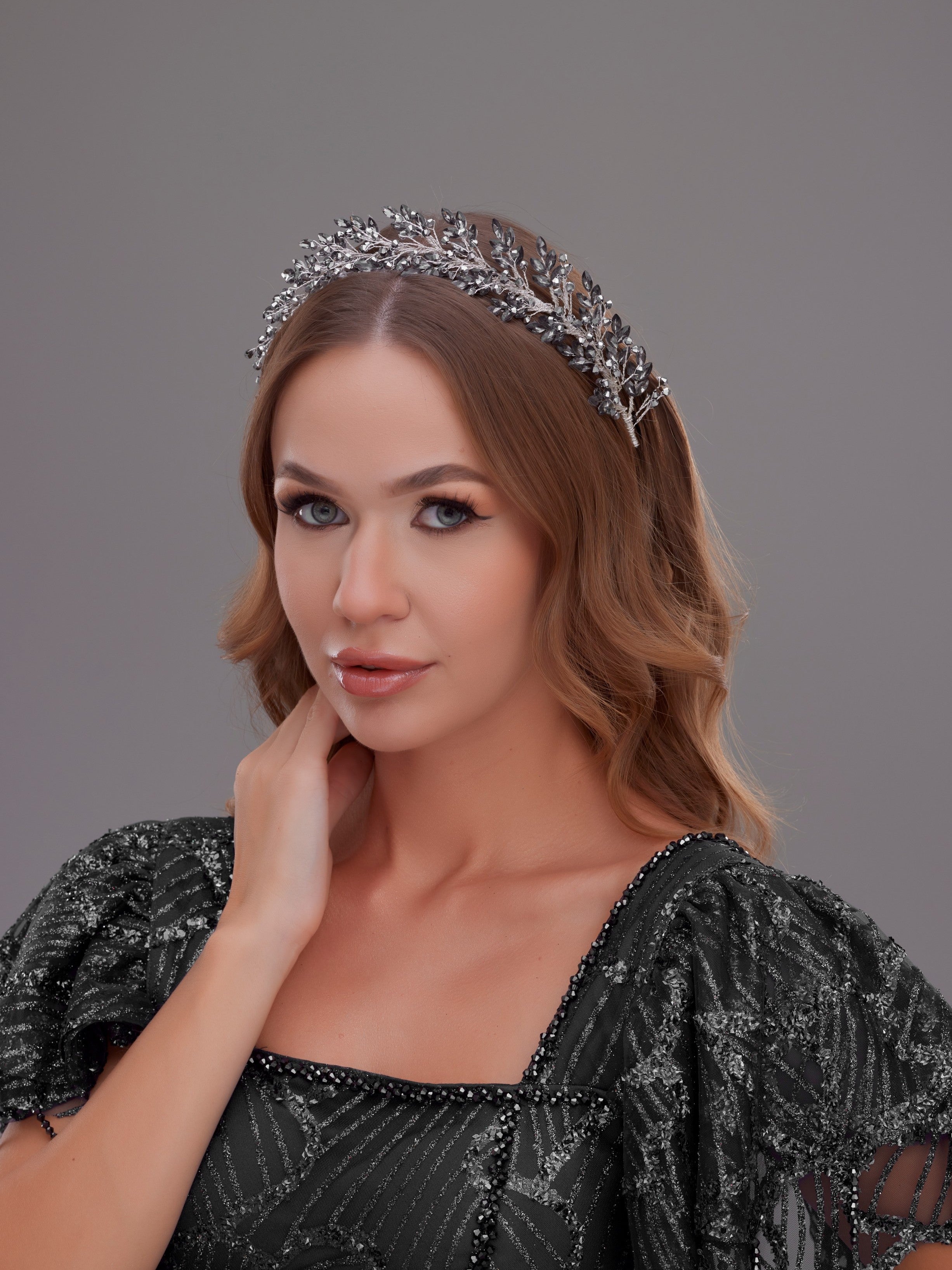 طوق شعر العروس بتفاصيل من الأحجار واللؤلؤ - إكسسوار شعر الزفاف، مجوهرات شعر أنيقة للعروس