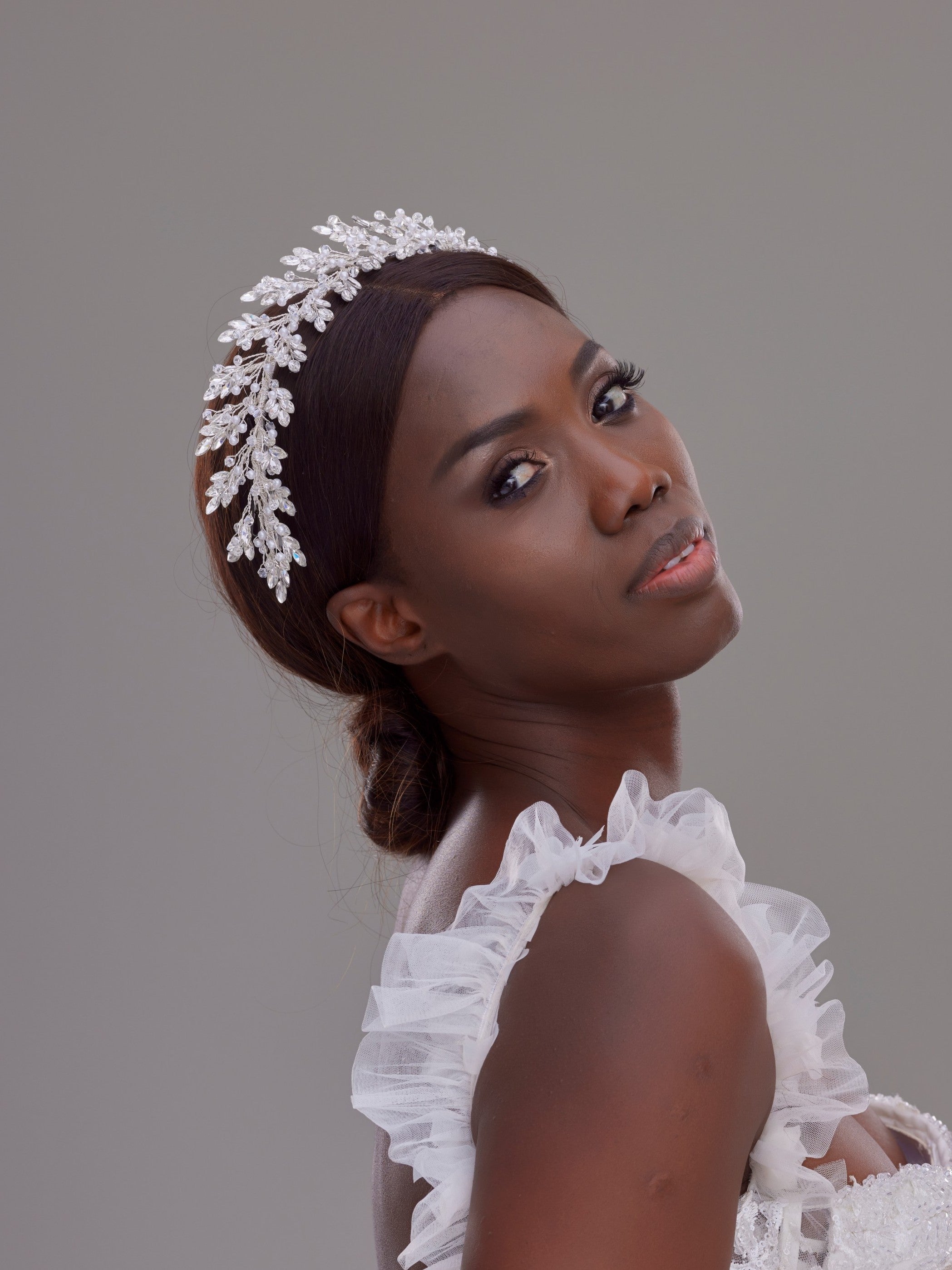 Bridal Hairband with Stone and Pearl Details – Wedding Hair Accessory, Elegant Bridal Hair Jewelry