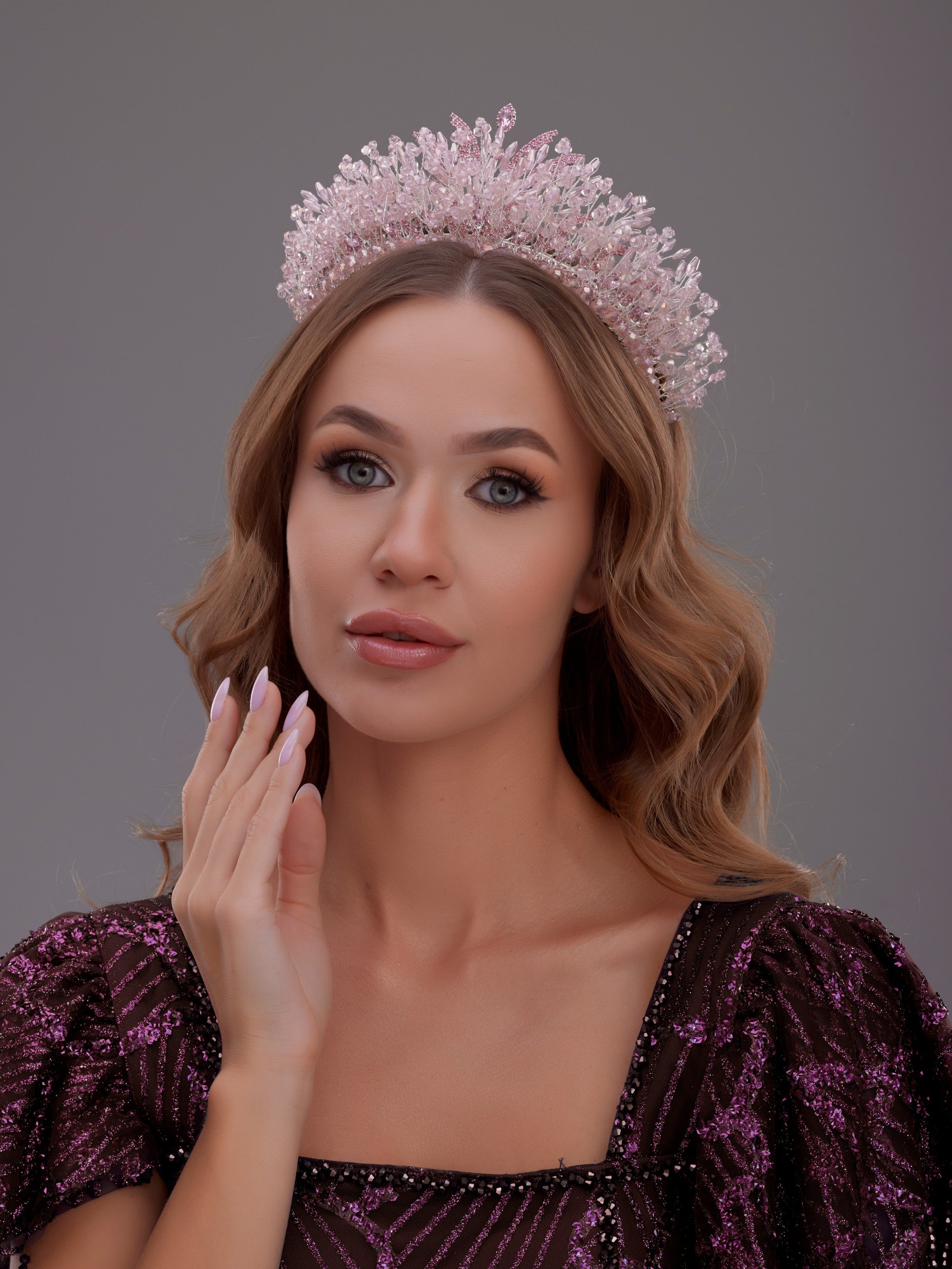 تاج زفاف كريستالي فاخر | هيكل معدني جذاب وتطريز خرزي لامع